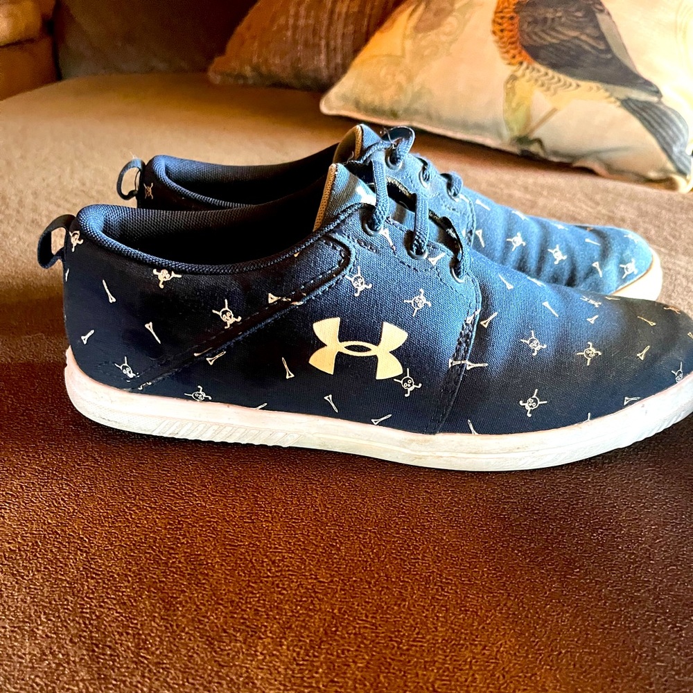 Boys Under Armour Slip On Shoes. Gently used. Size 6.5 Youth🚫🐱🚭